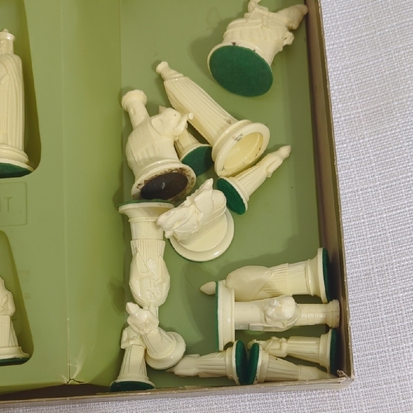 Gallant Knight Chess Set - Picture 10 of 11